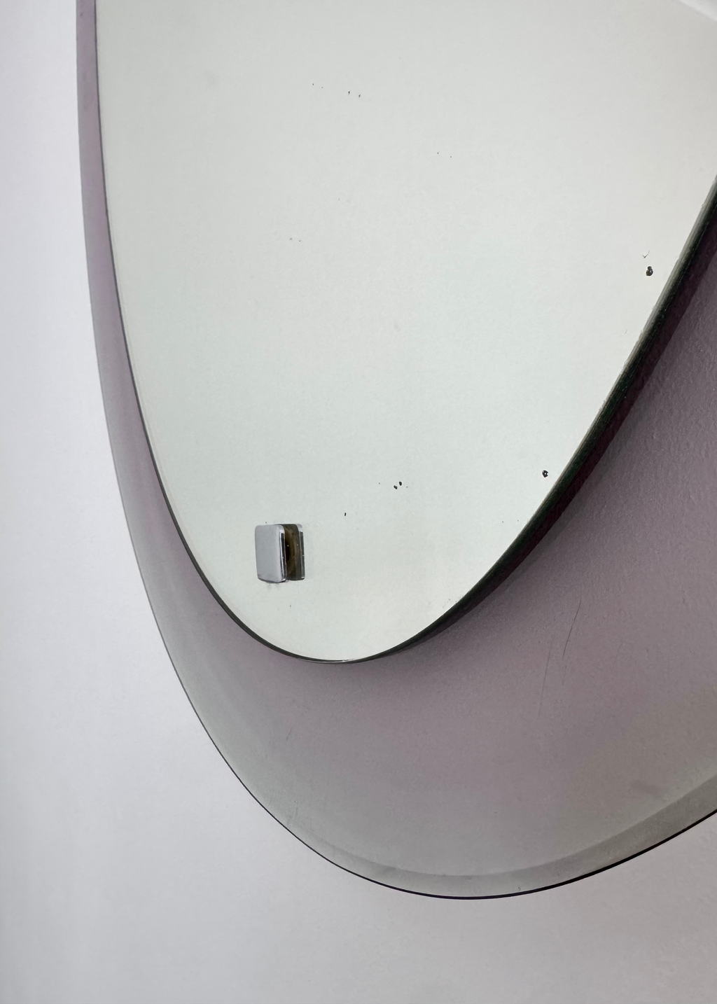 Vintage Italian oval plexiglass mirror from the 70s by Harvey Guzzini, Vintage Italian oval plexiglass mirror from the 70s by Harvey Guzzini