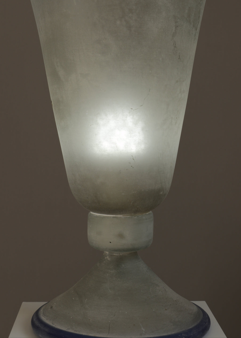 Large Murano scavo glass table lamp with cobalt blue rim, Italy 1980s, textured alabaster style glass lighting.