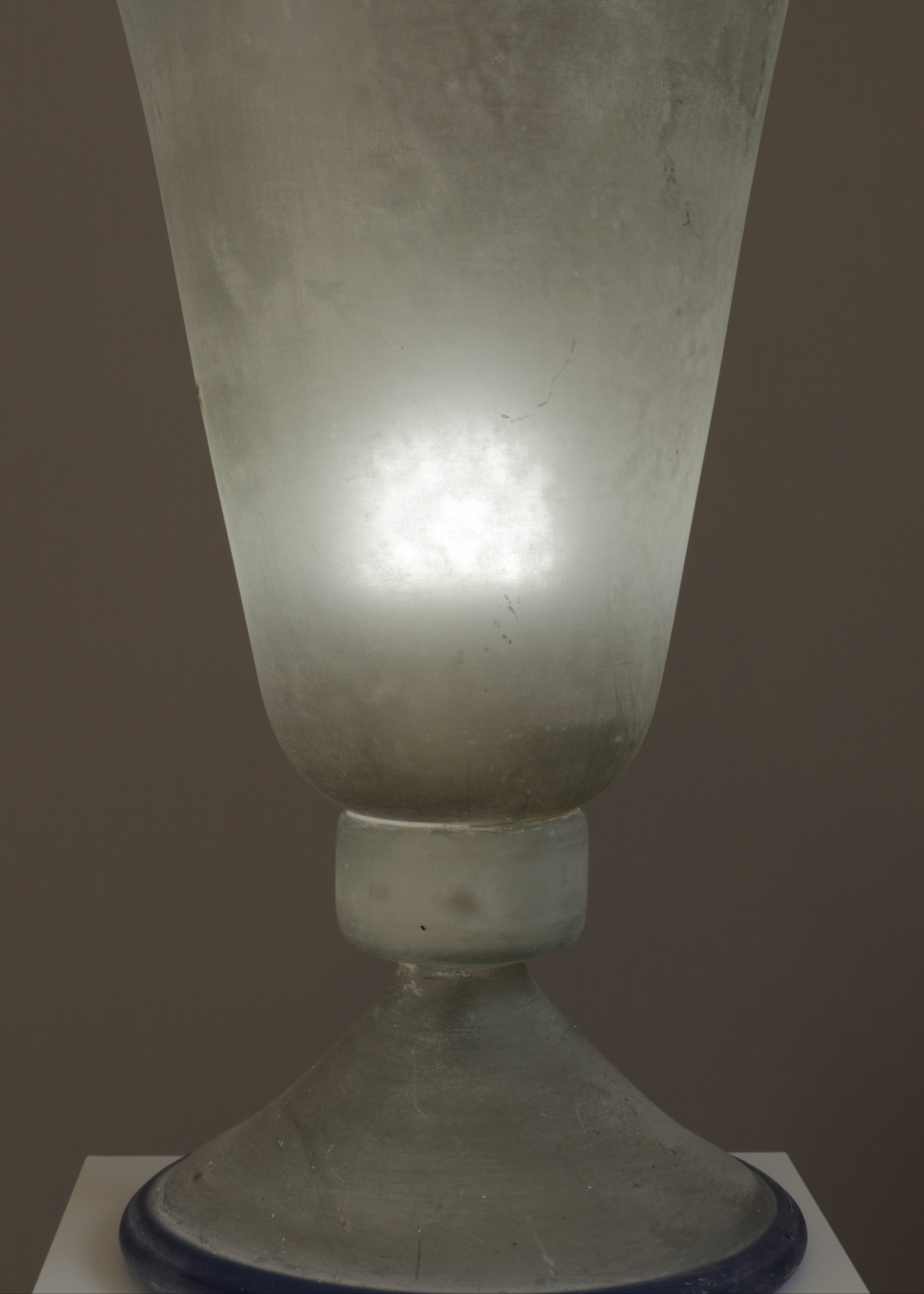 Large Murano scavo glass table lamp with cobalt blue rim, Italy 1980s, textured alabaster style glass lighting.