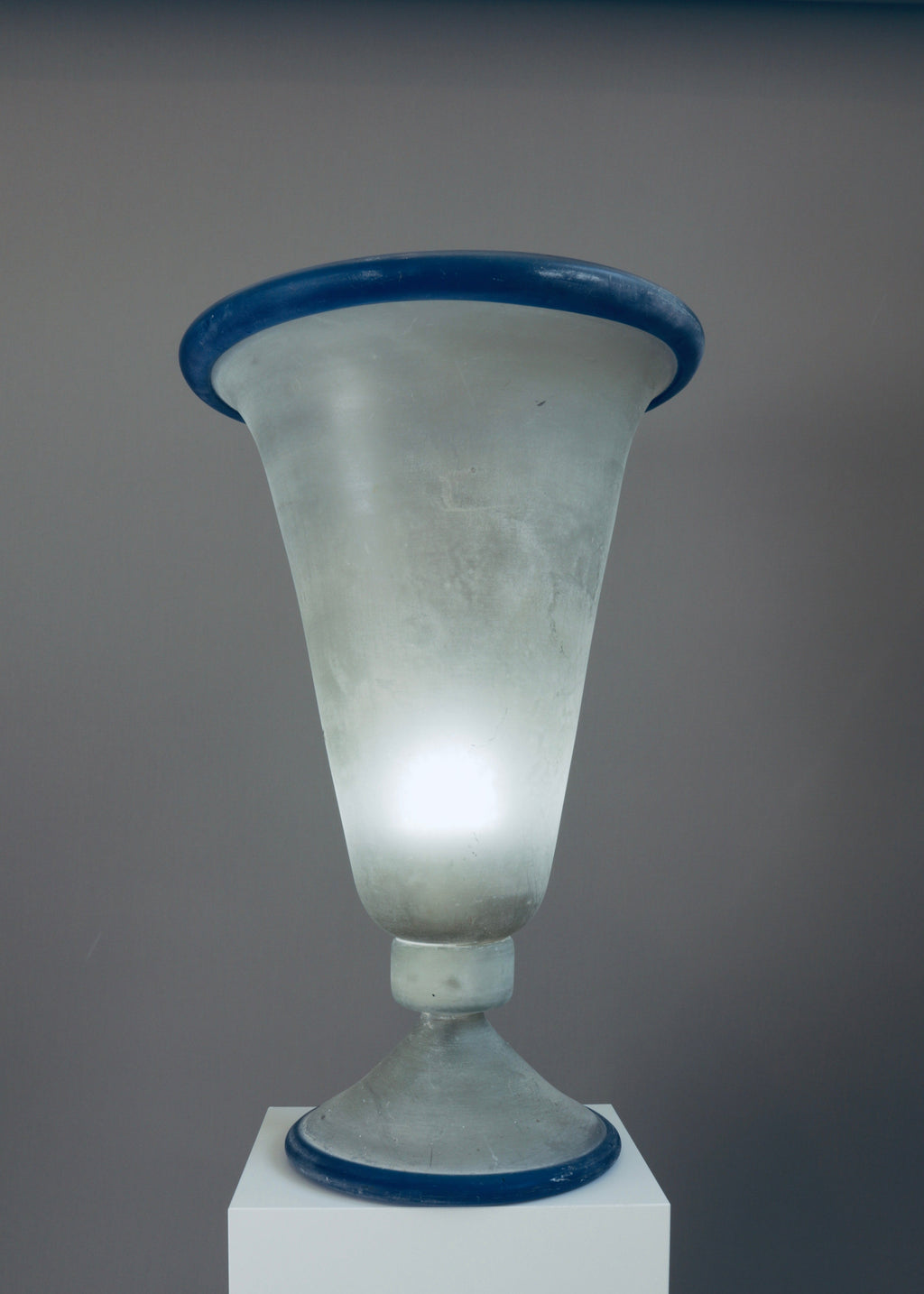 Large Murano scavo glass table lamp with cobalt blue rim, Italy 1980s, textured alabaster style glass lighting.