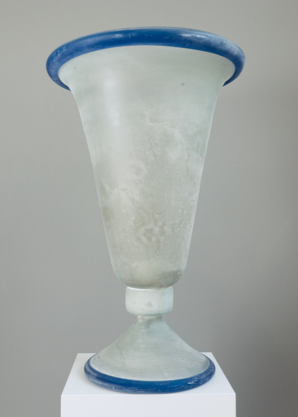 Large Murano scavo glass table lamp with cobalt blue rim, Italy 1980s, textured alabaster style glass lighting.