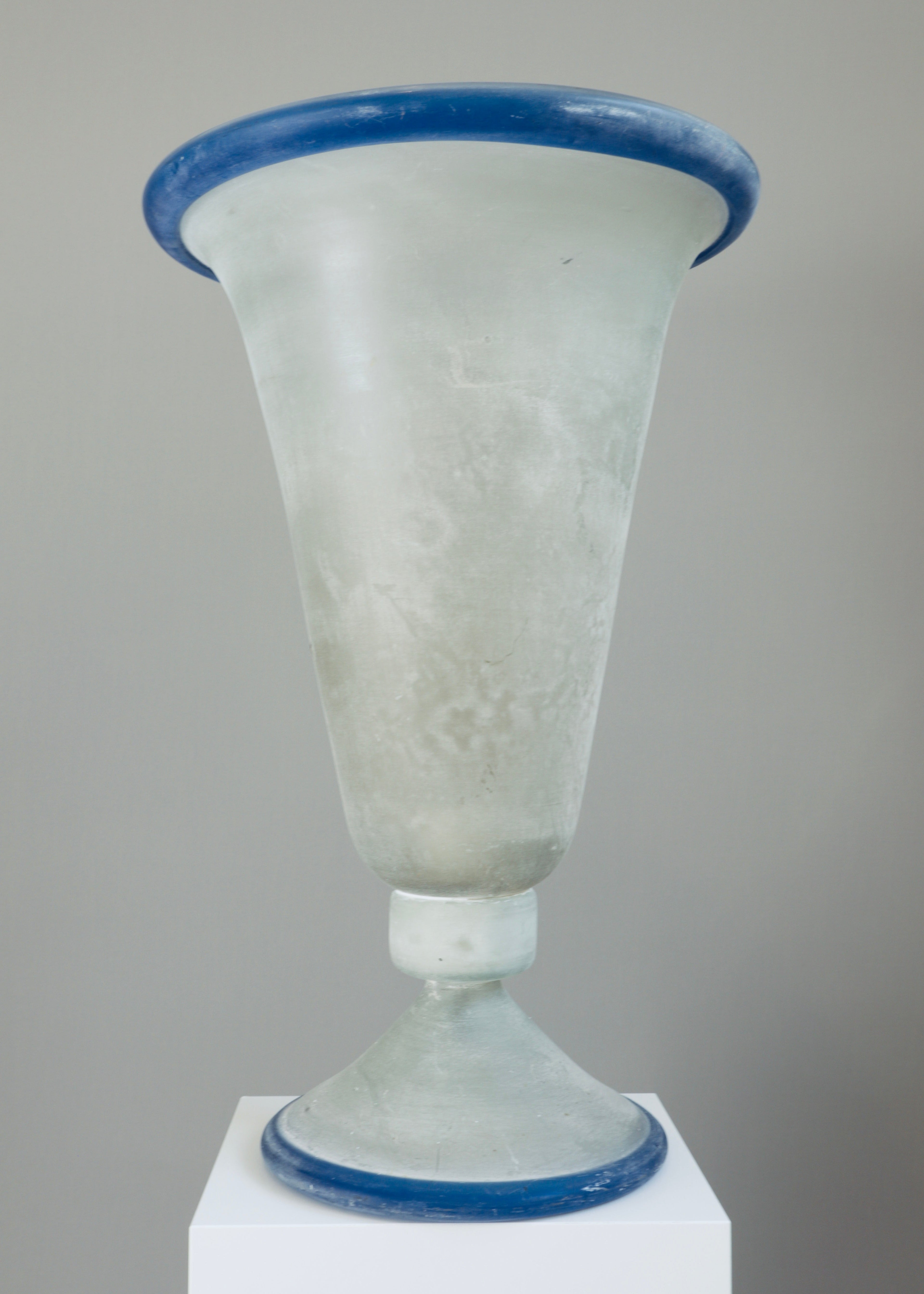 Large Murano scavo glass table lamp with cobalt blue rim, Italy 1980s, textured alabaster style glass lighting.