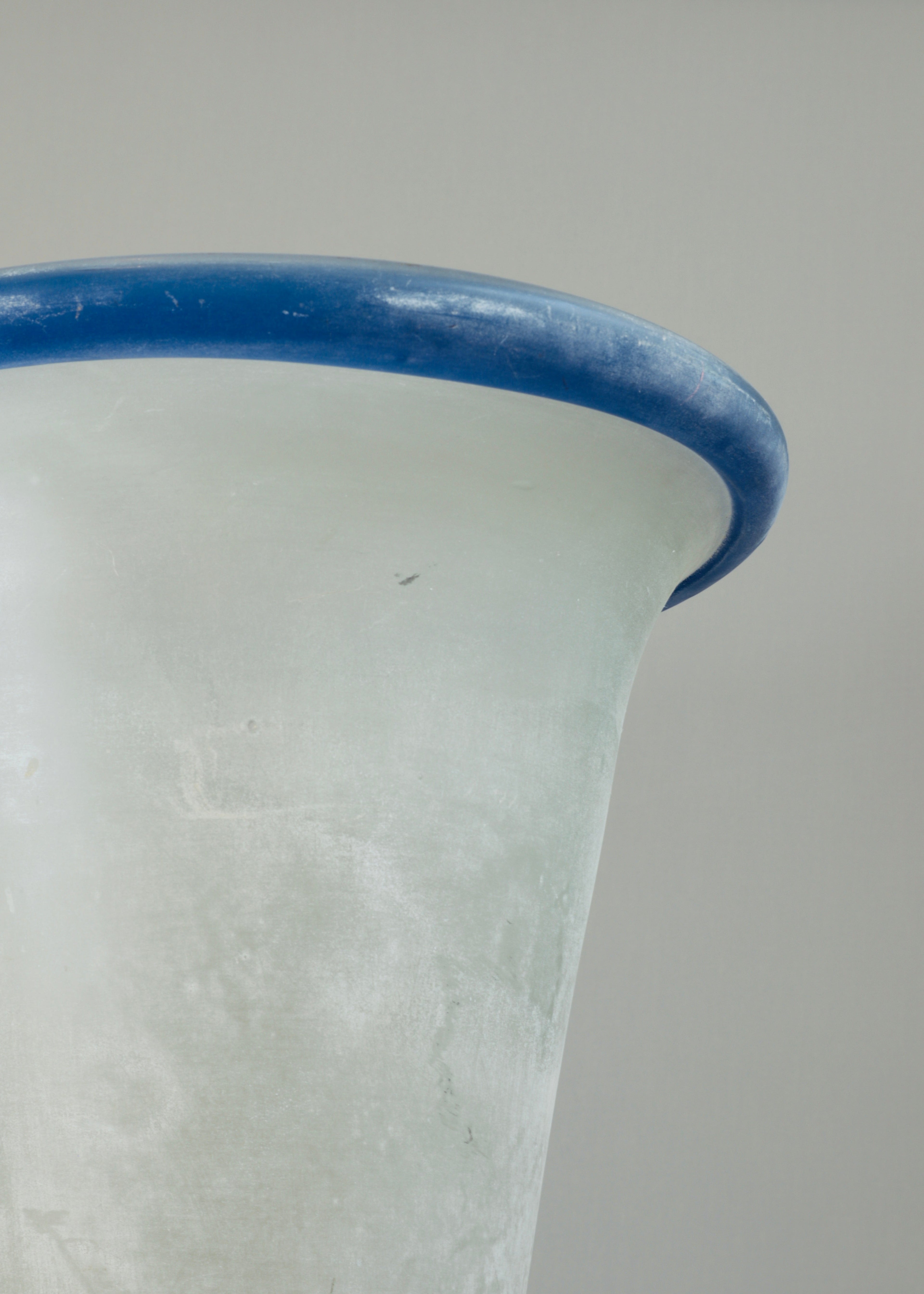 Large Murano scavo glass table lamp with cobalt blue rim, Italy 1980s, textured alabaster style glass lighting.